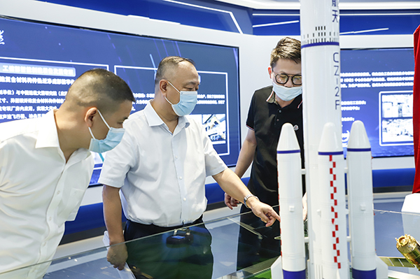 長沙經(jīng)開區(qū)管委會(huì)主任張慶紅一行調(diào)研頂立科技 (1).JPG 長沙經(jīng)開區(qū)管委會(huì)主任張慶紅一行調(diào)研頂立科技 (1).JPG