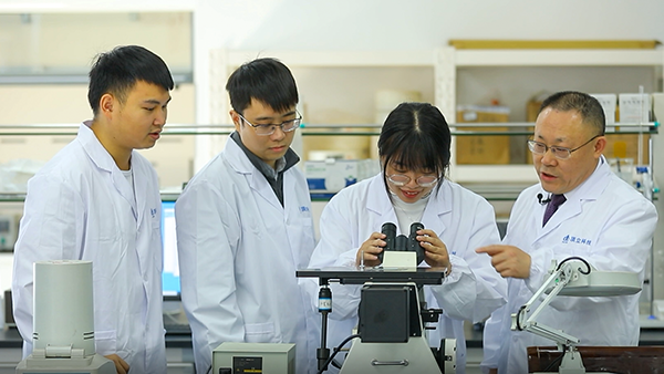 頂立科技戴煜博士專著《先進復(fù)合材料高溫?zé)峁ぱb備》正式出版 頂立科技戴煜博士專著《先進復(fù)合材料高溫?zé)峁ぱb備》正式出版